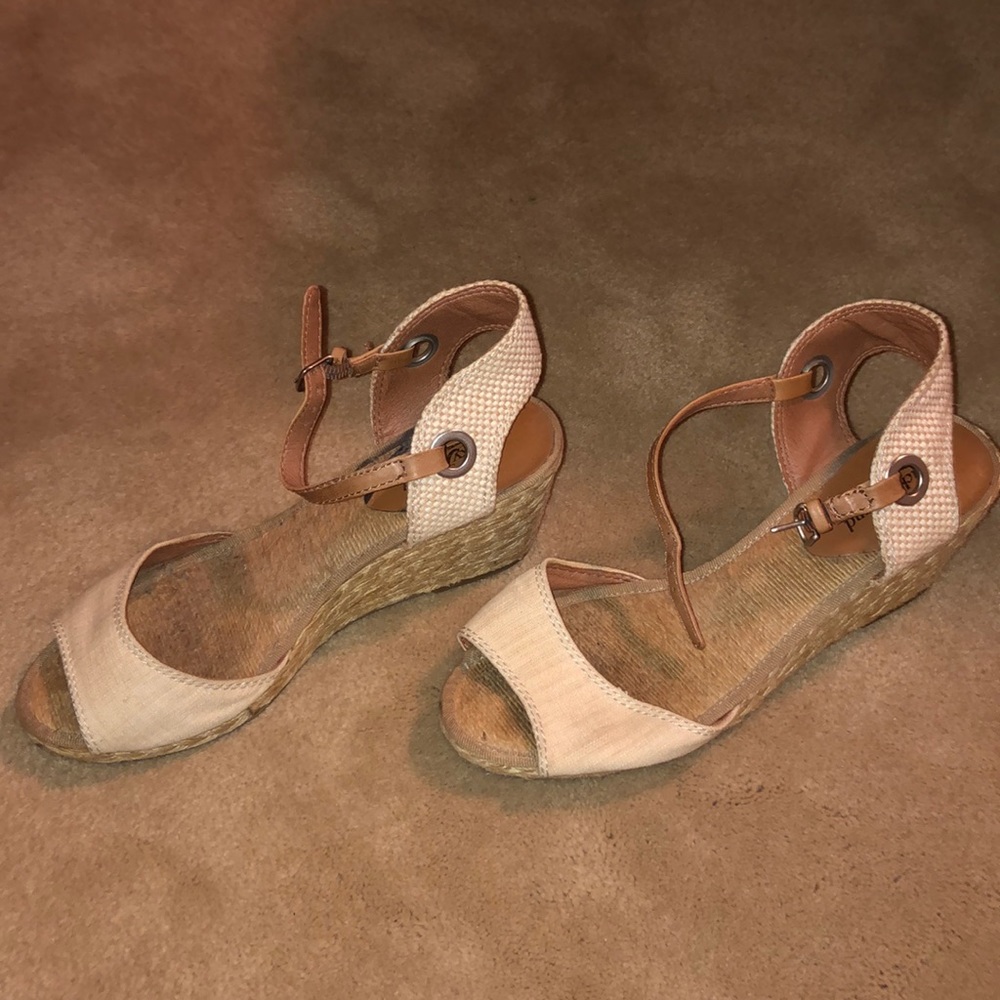 Strapped wedges